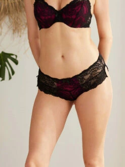 Ryana Noir Camelia Shorty